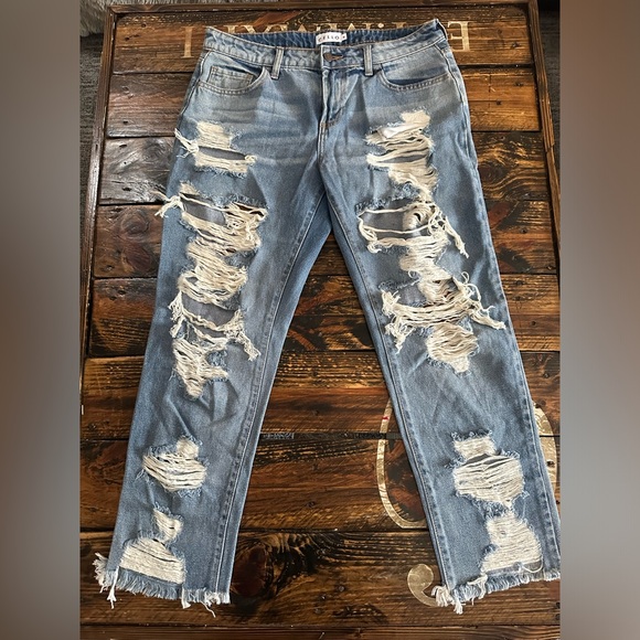 Cello heavy distressed light wash relaxed fit jeans. Size 9 - Picture 3 of 3